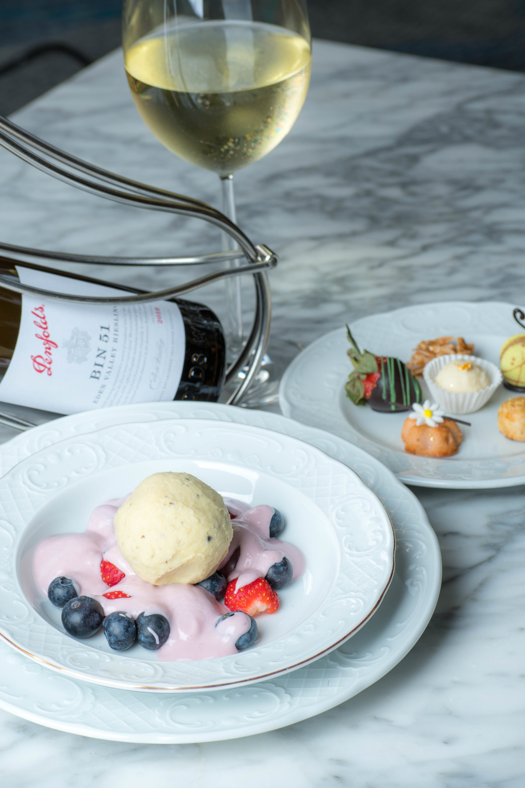 「義國甜蜜回憶」甜美的莓果滿載著意大利托斯卡納陽光的滋味,加上充滿奶香的香草冰淇淋, 綴以一抹手工波本威士忌的辛辣。