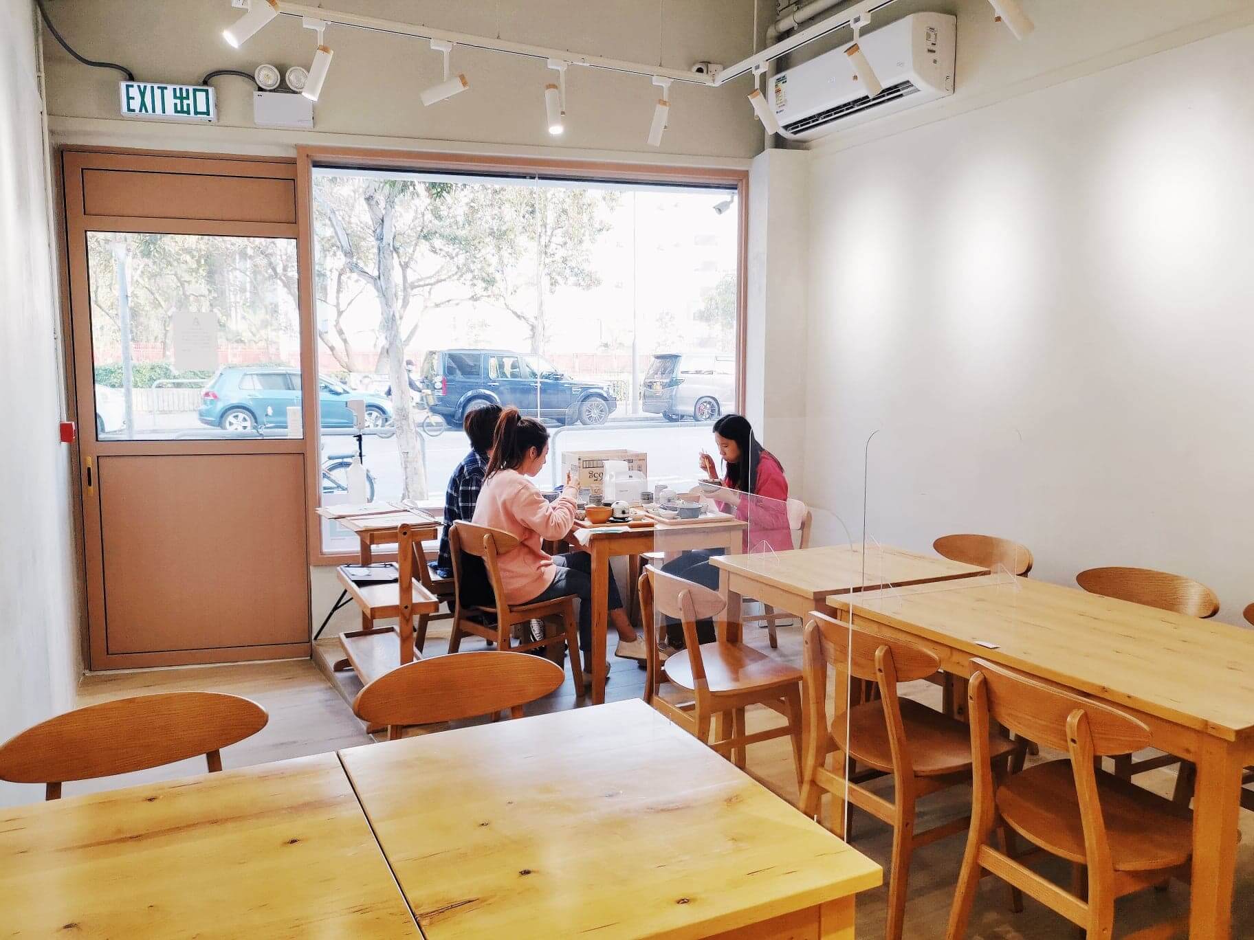 店內兩個門口都有大窗,引入自然光!木傢俱感覺窩心!