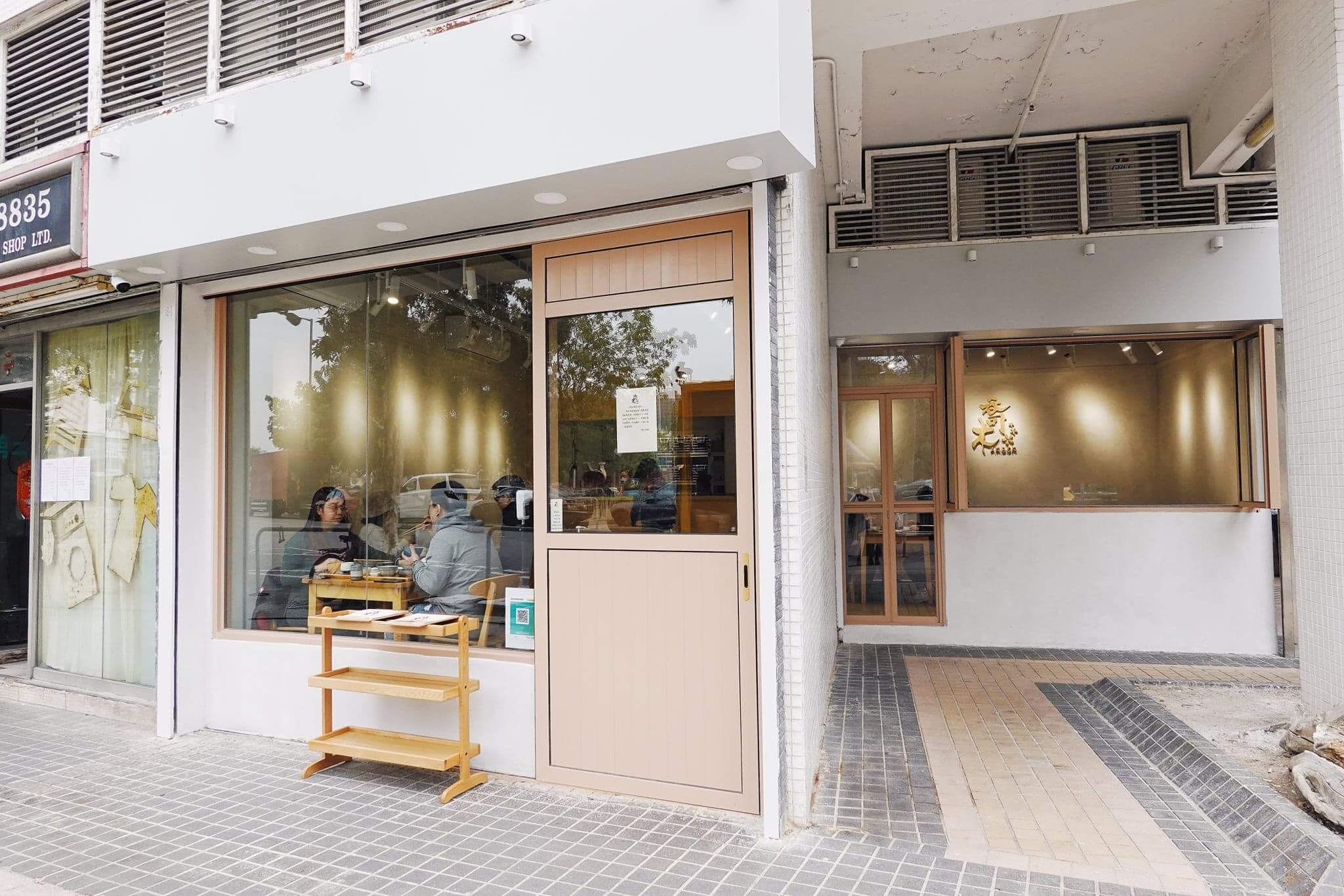 L形店子非常少見,卻有一份簡撲之美。