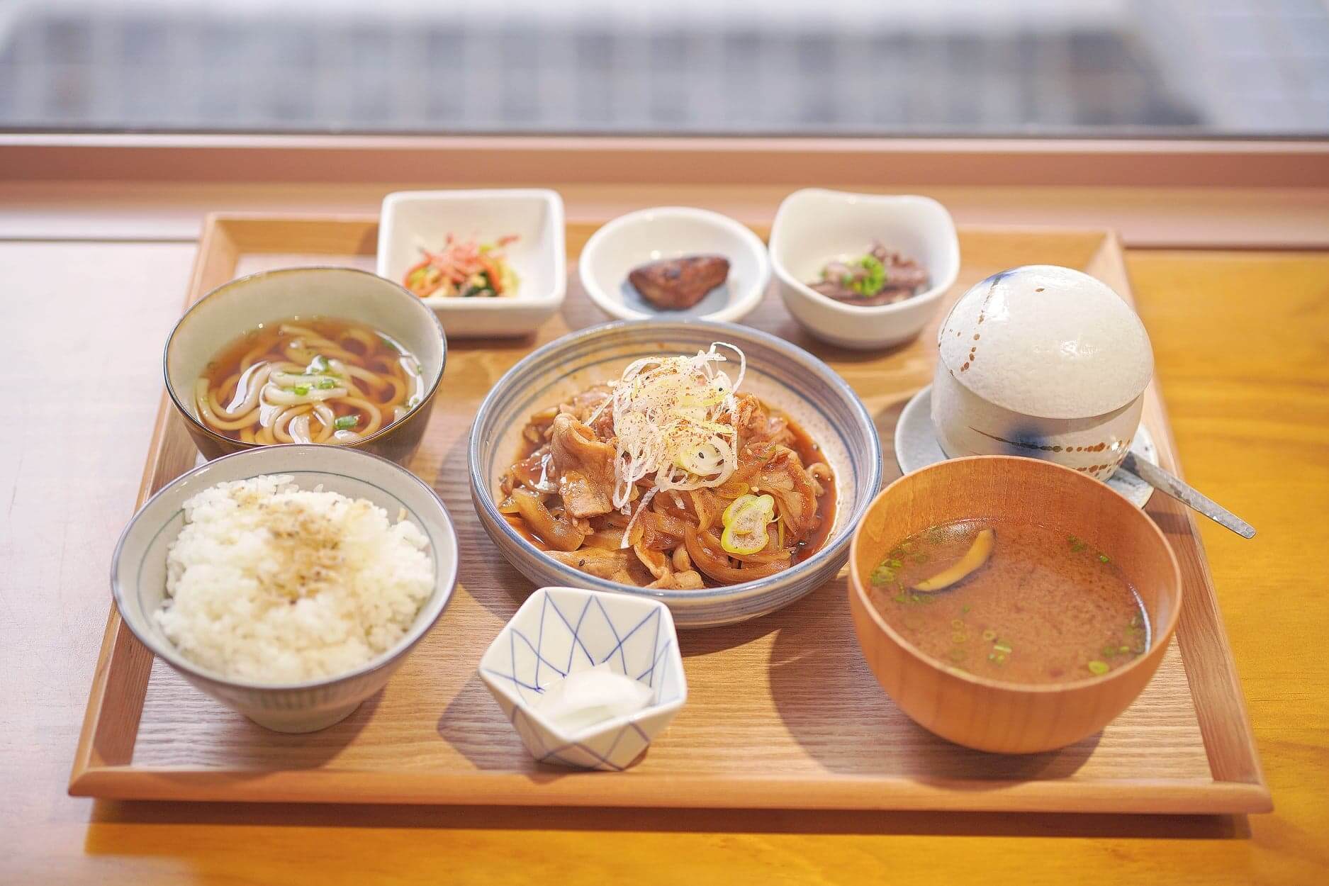 對比親子雞,京蔥豚肉會濃味一點。