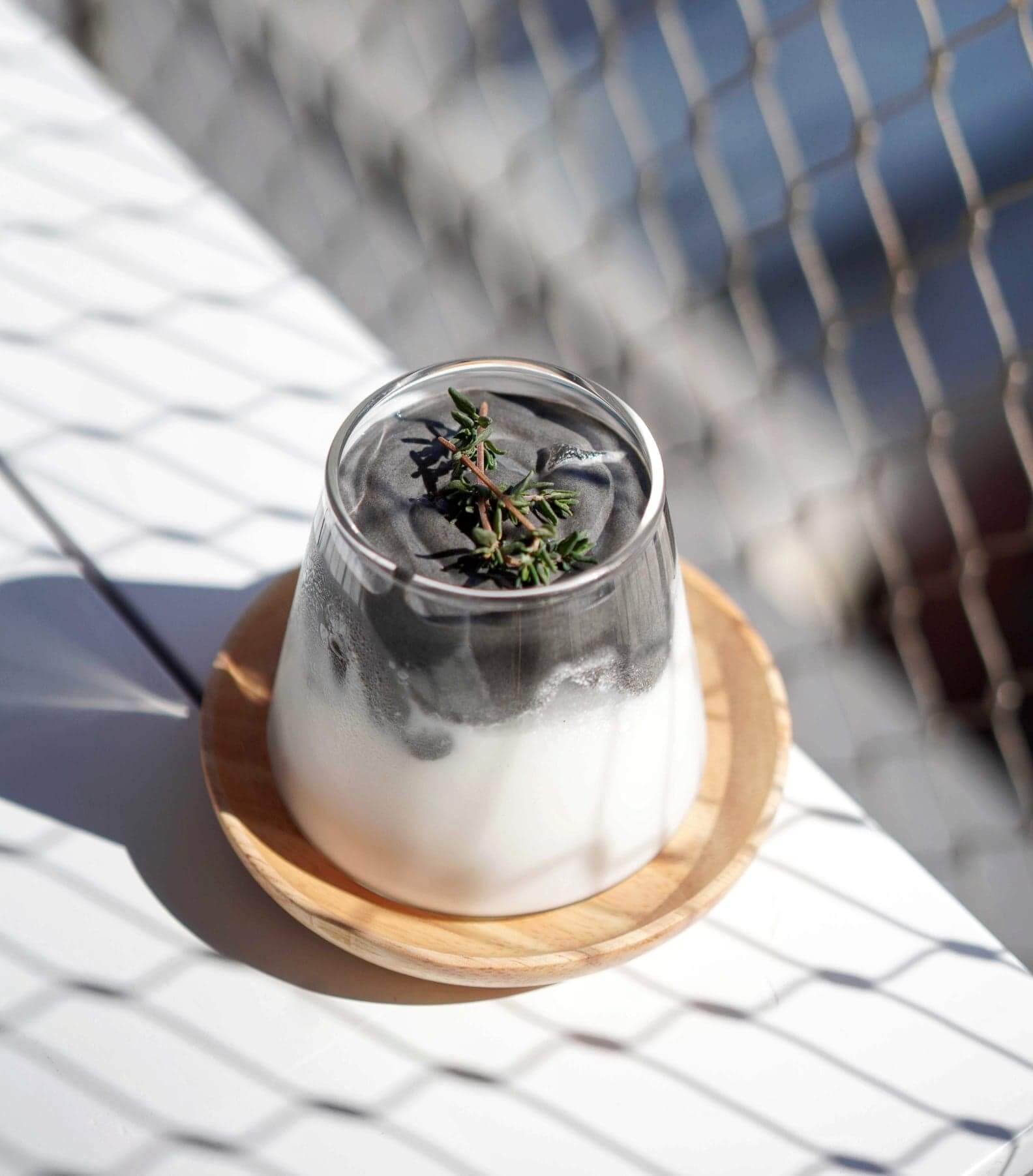 唔同出面嘅芝麻latte,店家嘅芝麻奶蓋特別濃郁,糊狀質地,輕搖都無咩動L效果。