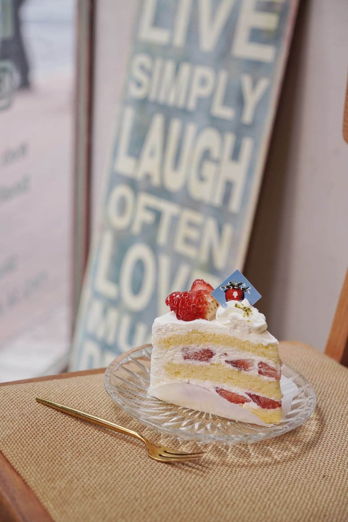 純白色的鮮忌廉,點綴「佐賀莓小姐」的鮮紅,蛋糕的外觀與顏色配搭都非常吸引。