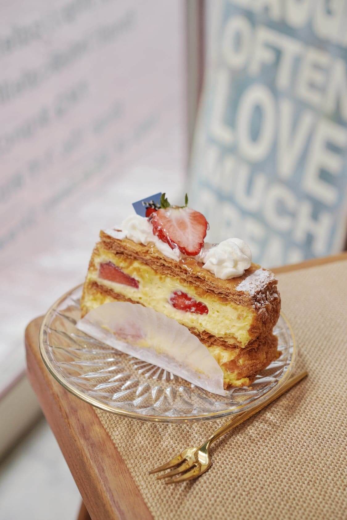 「佐賀莓小姐」草莓拿破崙 HK$85