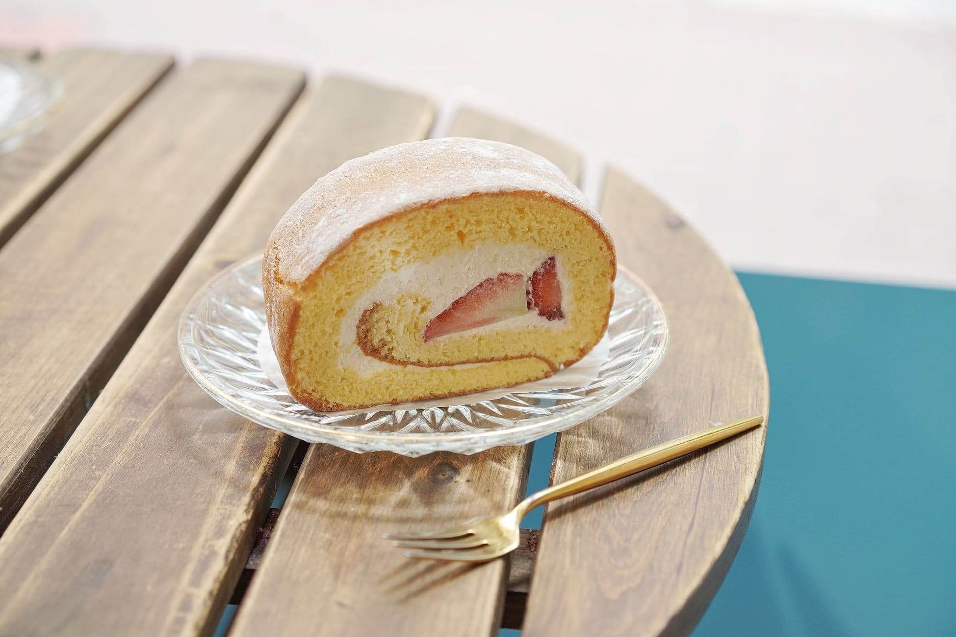 鬆軟的卷蛋中,有香甜的草莓,甜而不膩。