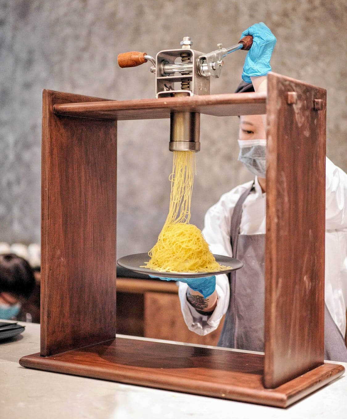 店員即屆示範,將甜薯蓉壓成一條條1mm幼絲。