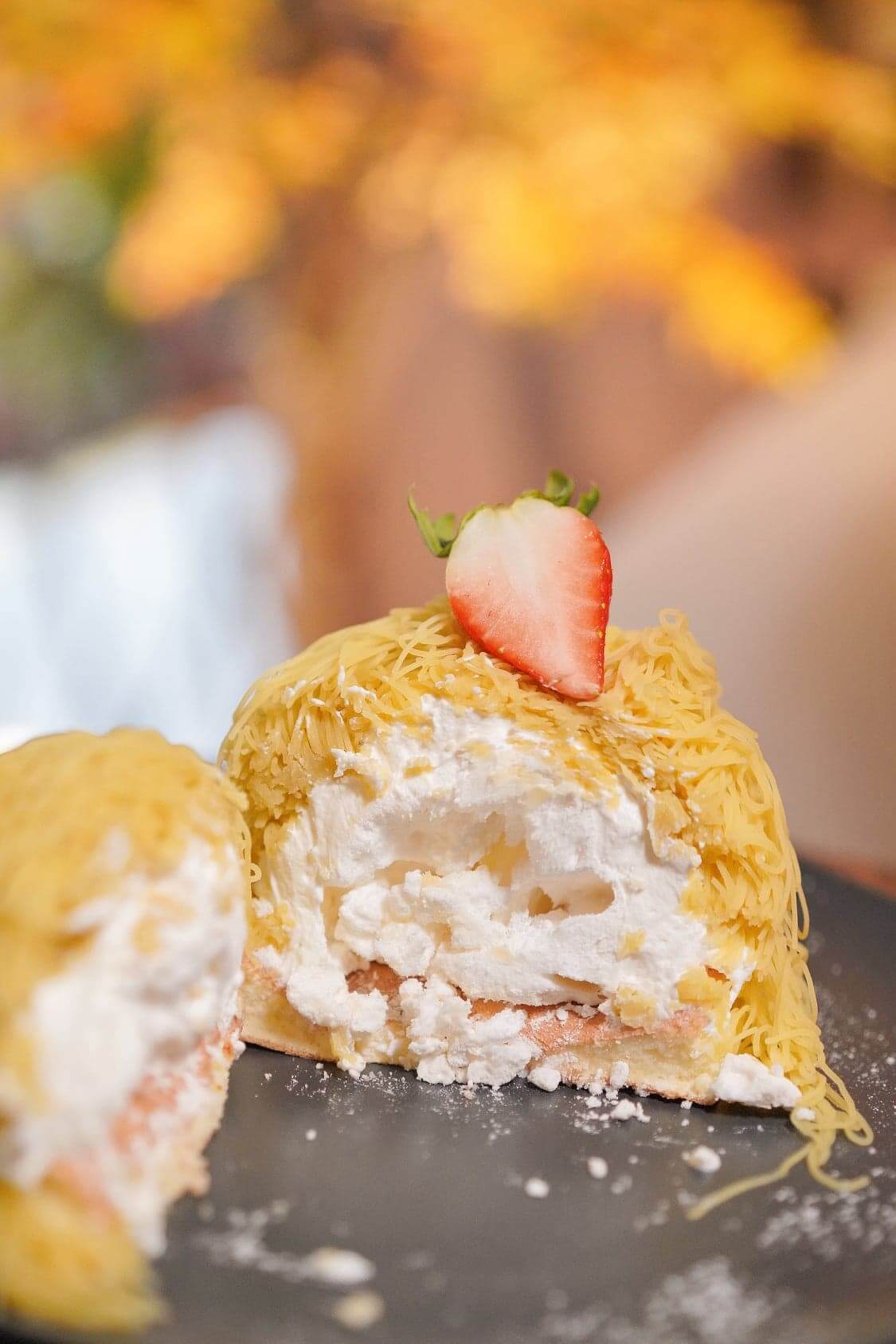 於班戟底放上香脆蛋白餅, 再加上日本忌廉,最後鋪上滿滿嘅甜薯蓉,整個班戟口感層次和味道都好豐富。