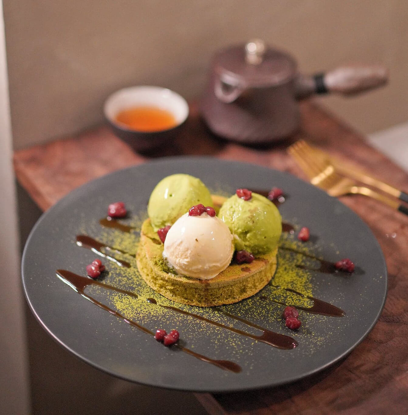 係米粉班戟上,有抹茶及雲尼拿雪糕。