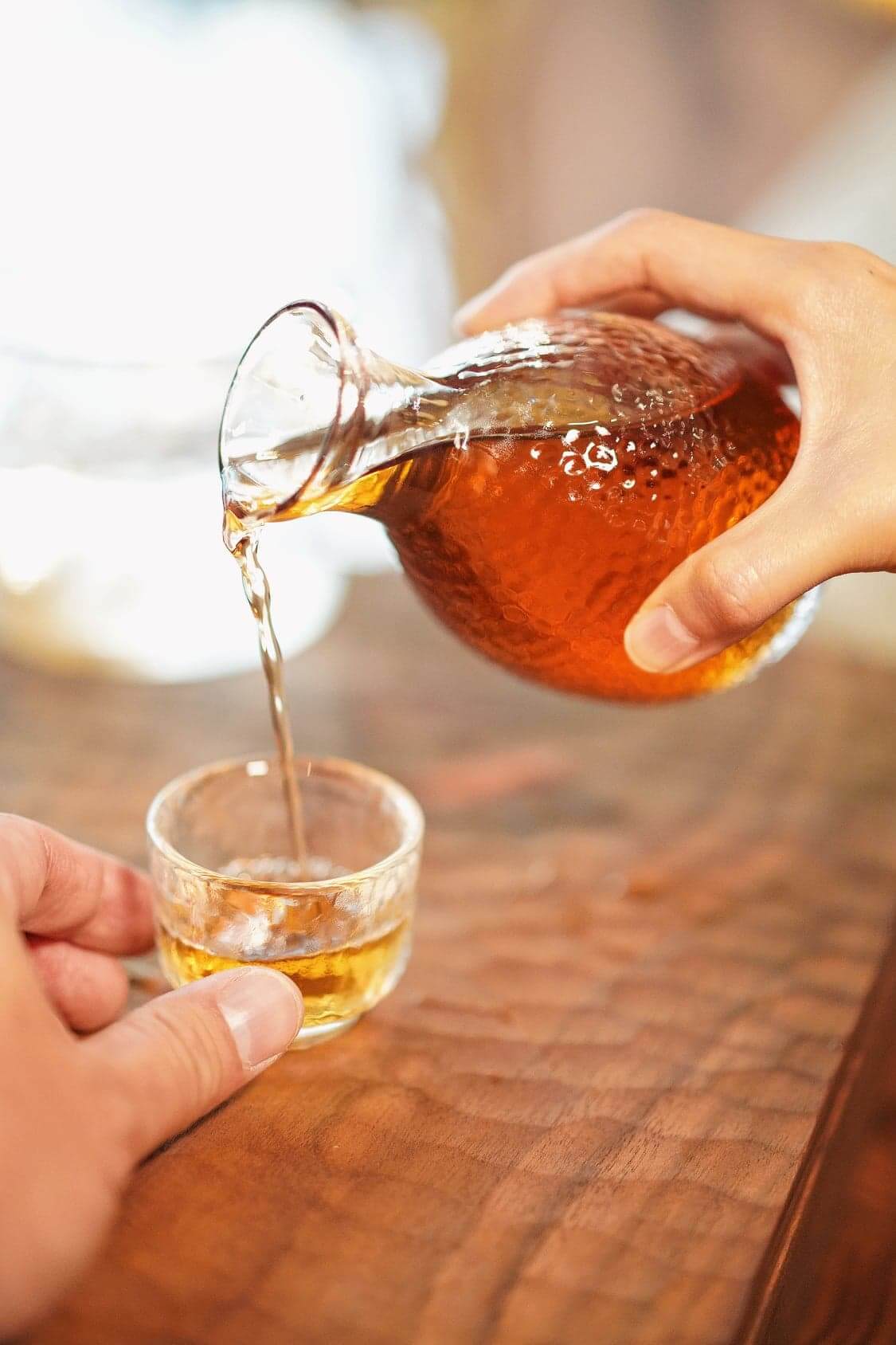 冰茶緩緩倒入茶杯,感覺好Chill,非常治癒。