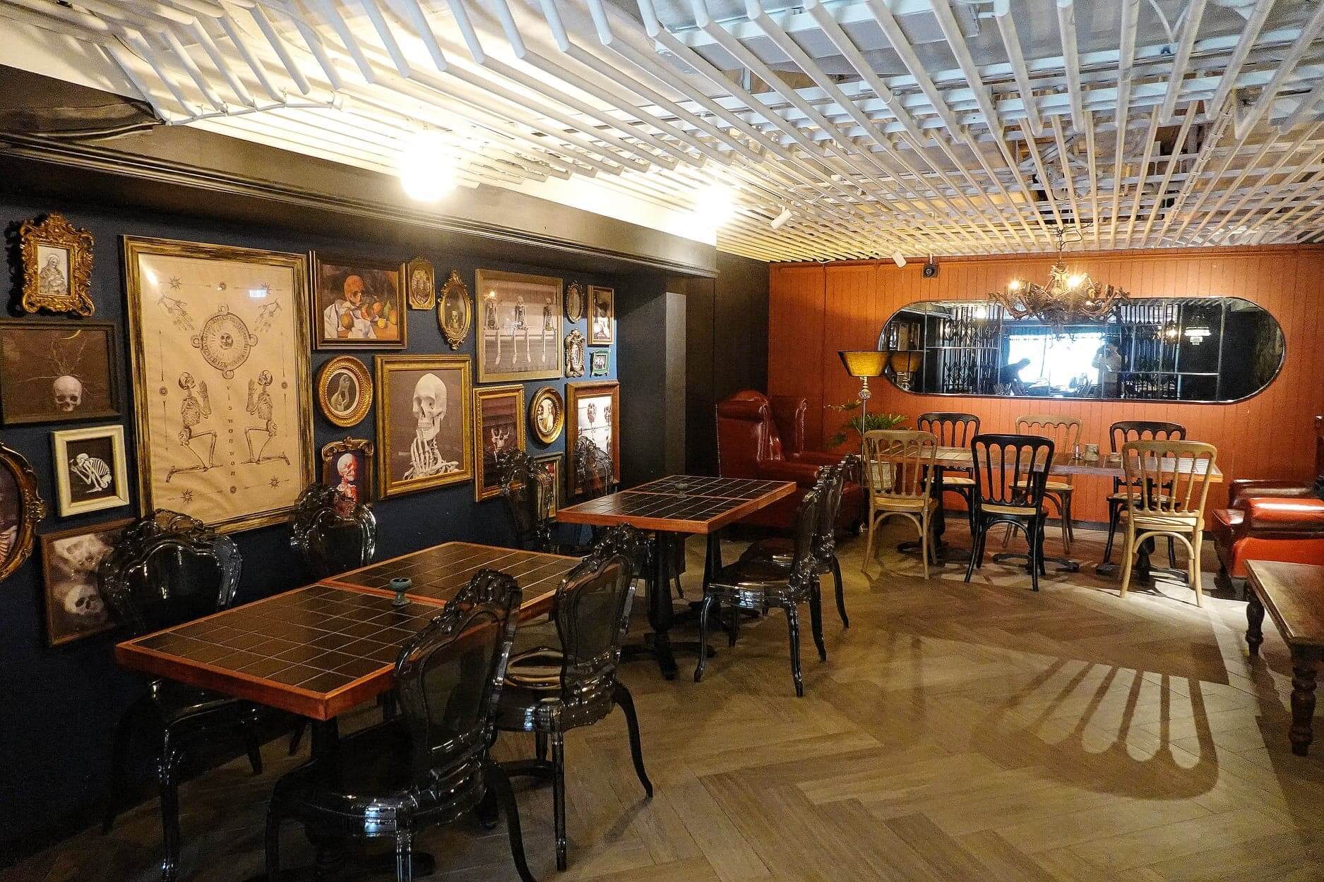 店內採用古堡色系,寶藍撞橘紅,神秘又華麗!