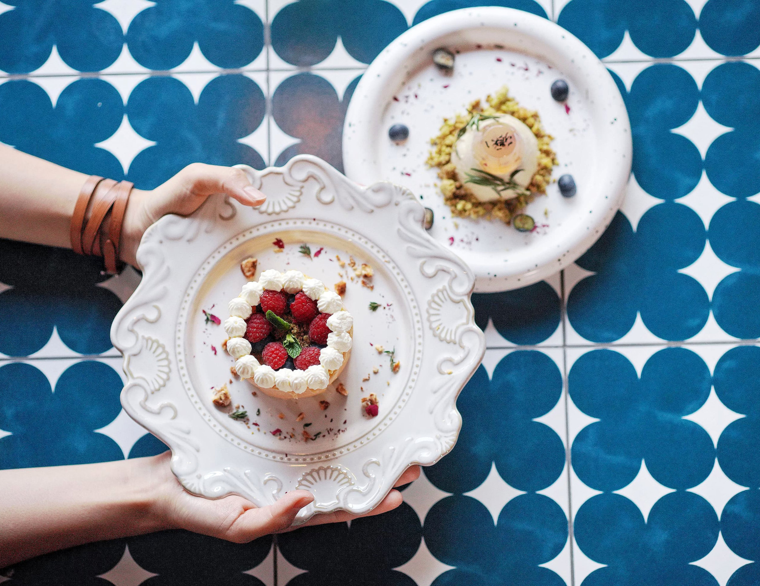 精緻甜品,隨手一影都係靚相!左:白朱古力夏洛逸蛋糕;右:佛手柑伯爵茶奶凍