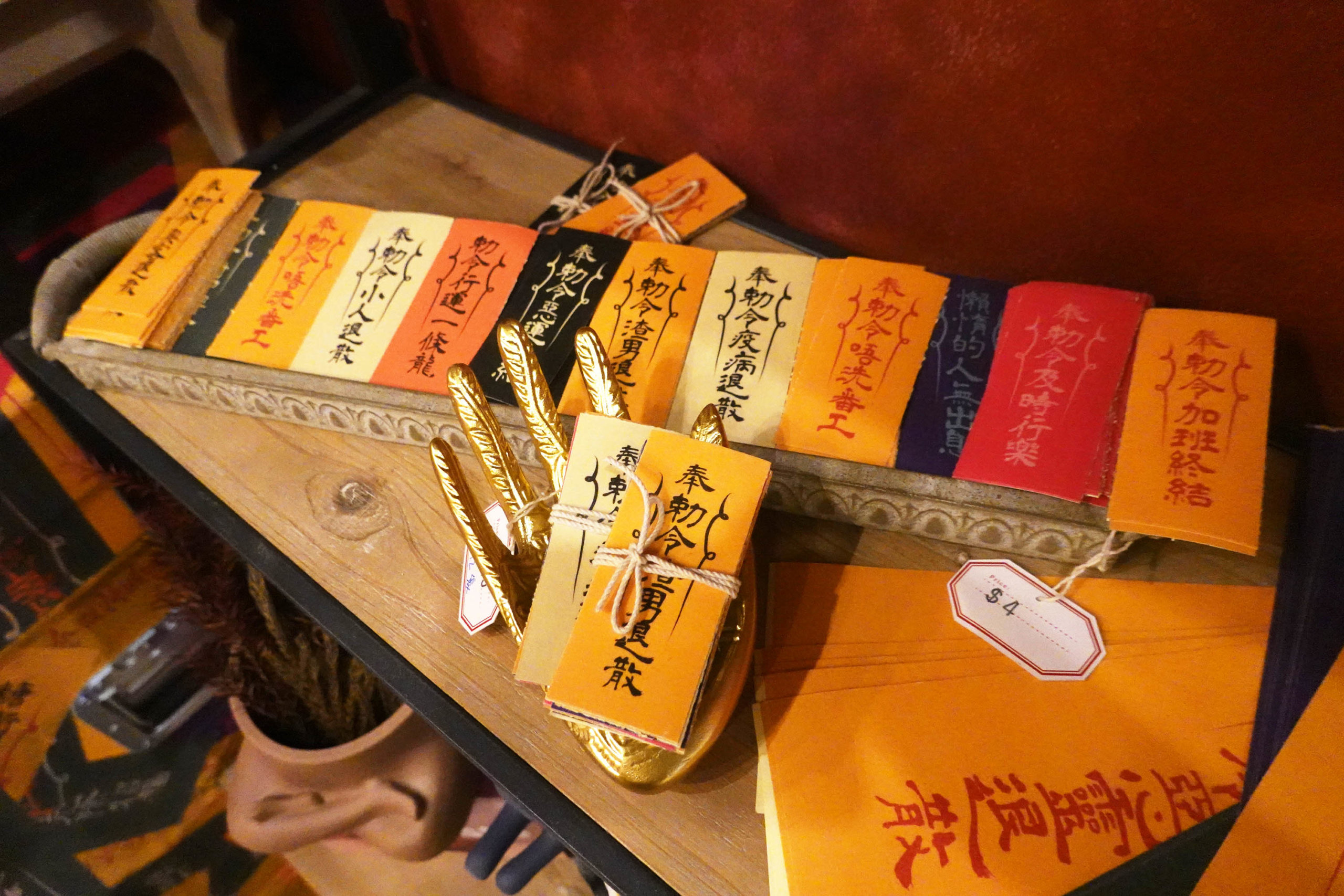 市集中可以買到好多鬼怪周邊,連呪符都有呢!