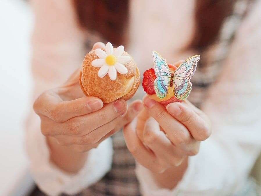 以花草及田園為主題,點少得花及蝴蝶等元素?