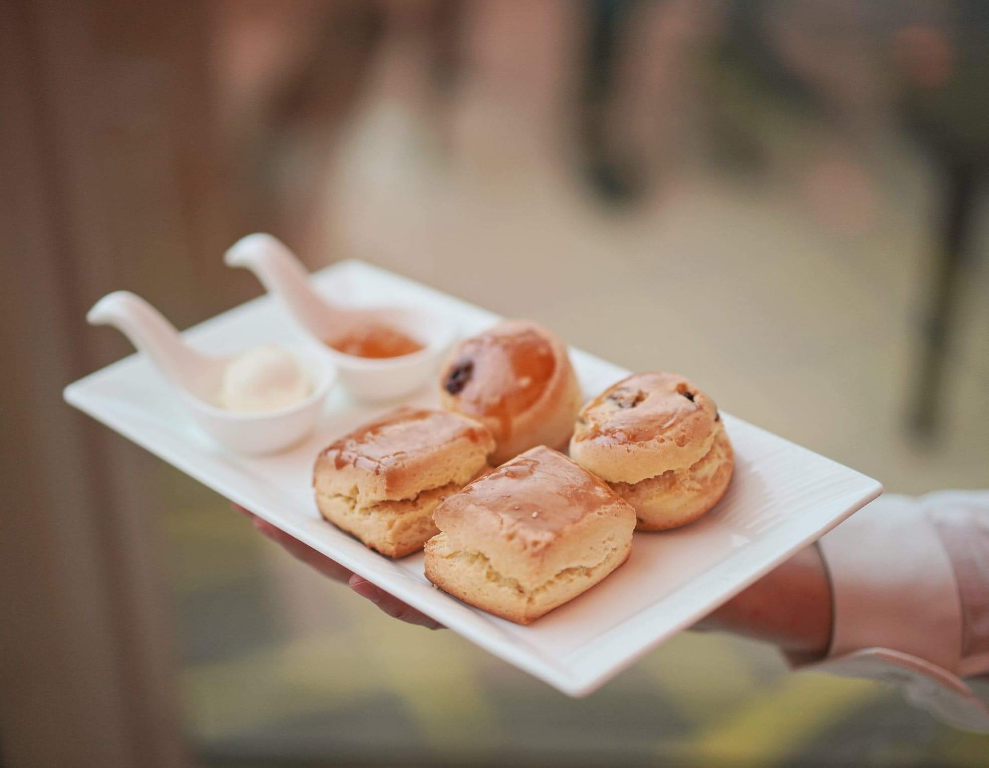 經典鬆餅及提子鬆餅配自家柑橘醬及忌廉