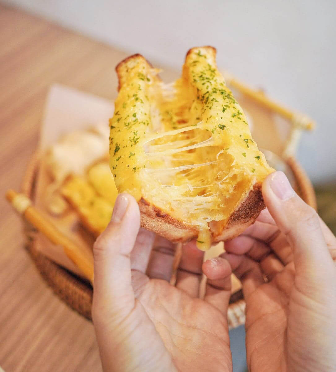 打開多士,滿滿嘅芝士拉絲,太治癒!