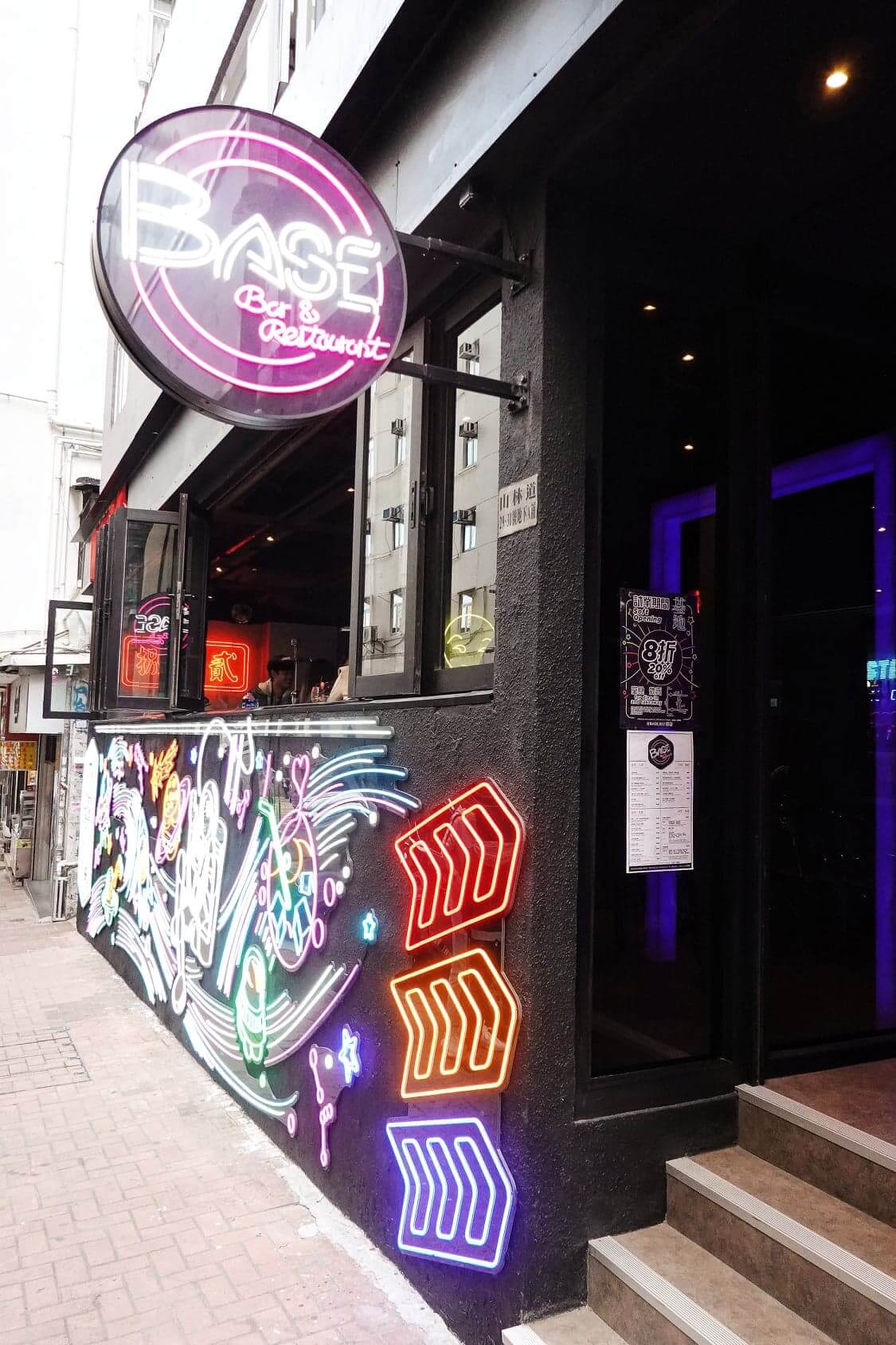 「基地」門口都有一整掛霓虹燈,圖案與太空、星球有關,加上黑牆,好Fantasy!