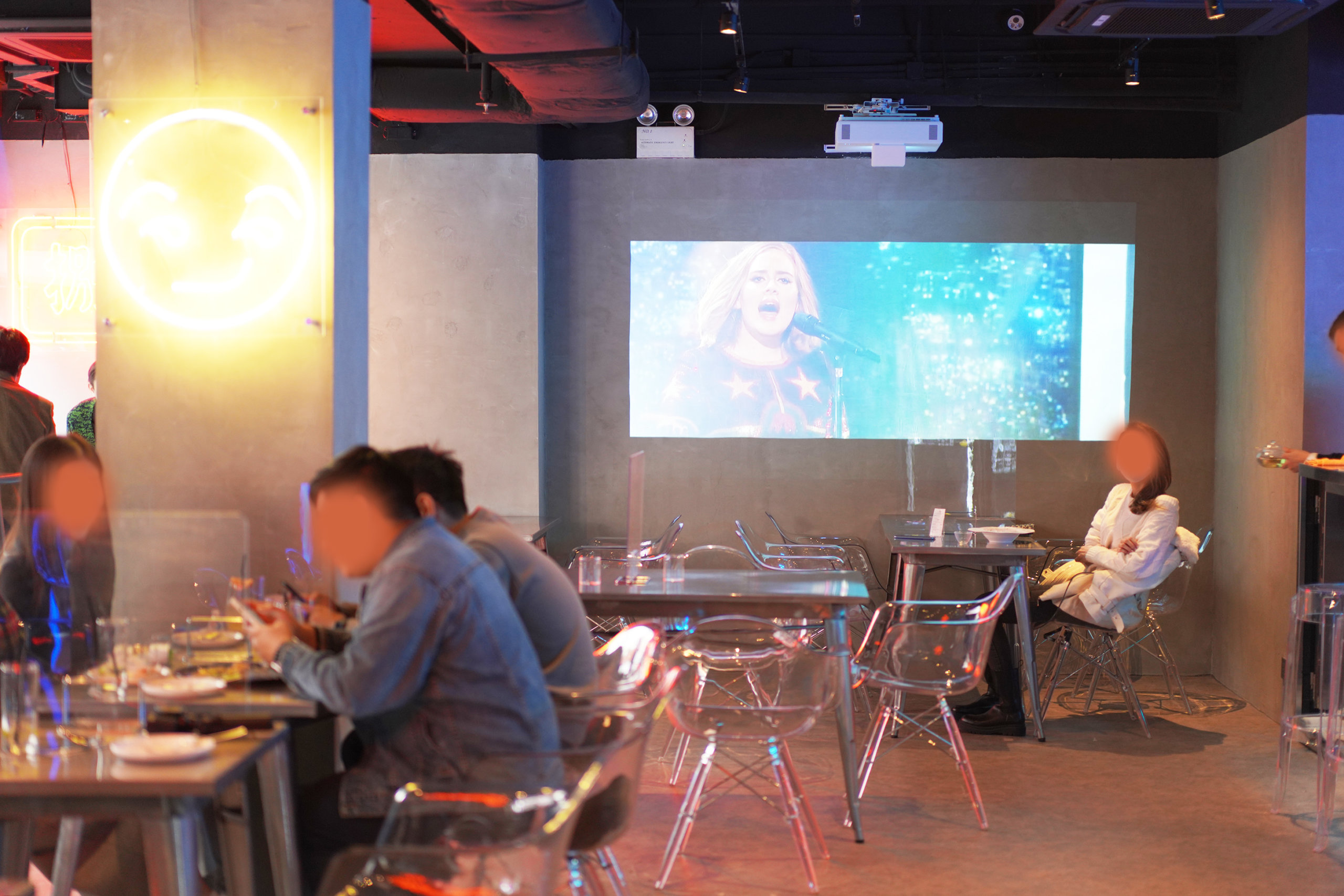 布滿霓虹燈嘅外牆,播住勁歌,感覺確係爽!