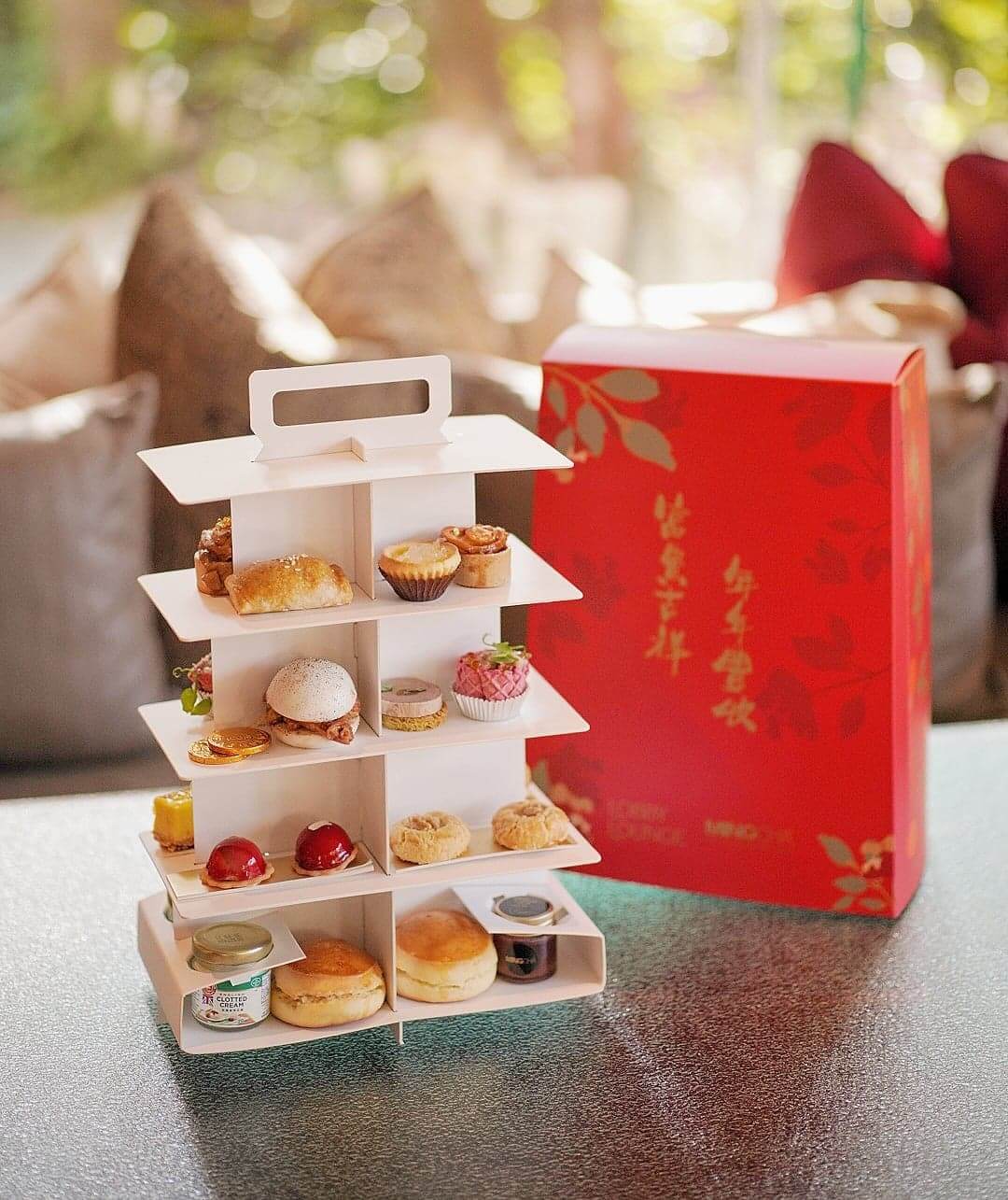 「福澤春茶」外攜版下午茶,隨農曆新年換上新裝,紅色設計格外起眼,為新年節慶倍添氣氛。