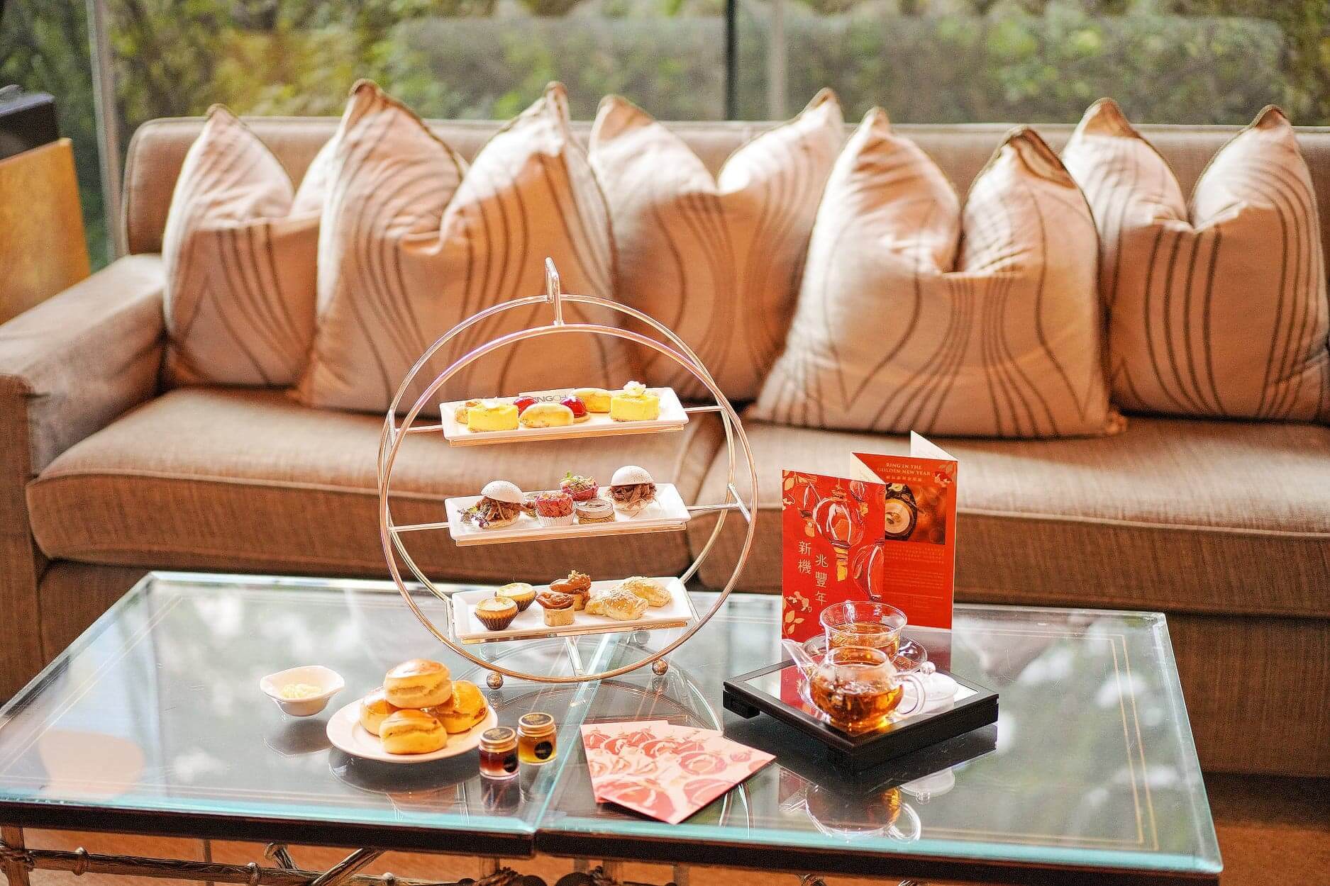 下午茶嘅美點姒大紅及黃色為主調,充滿喜慶感。