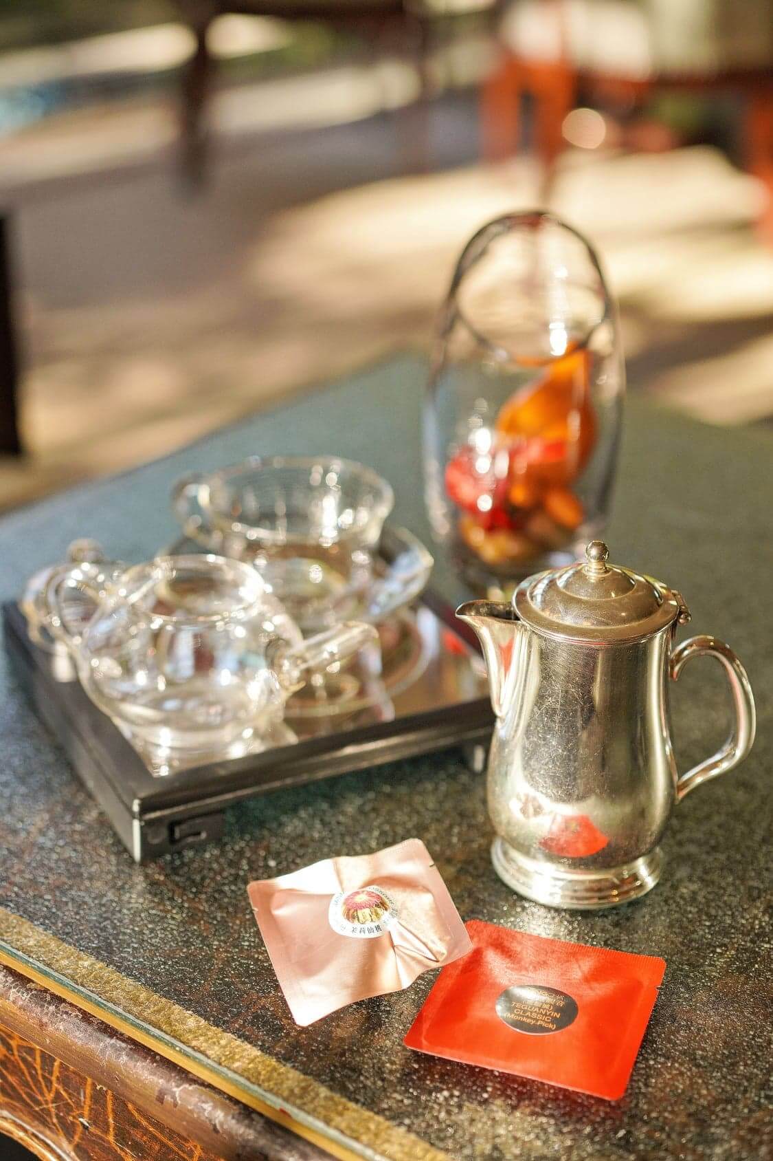 下午茶亦提供兩款精選茗茶,包括明茶房專利之茉莉仙桃,及採自安溪縣烏龍嘅古方鐵觀音。