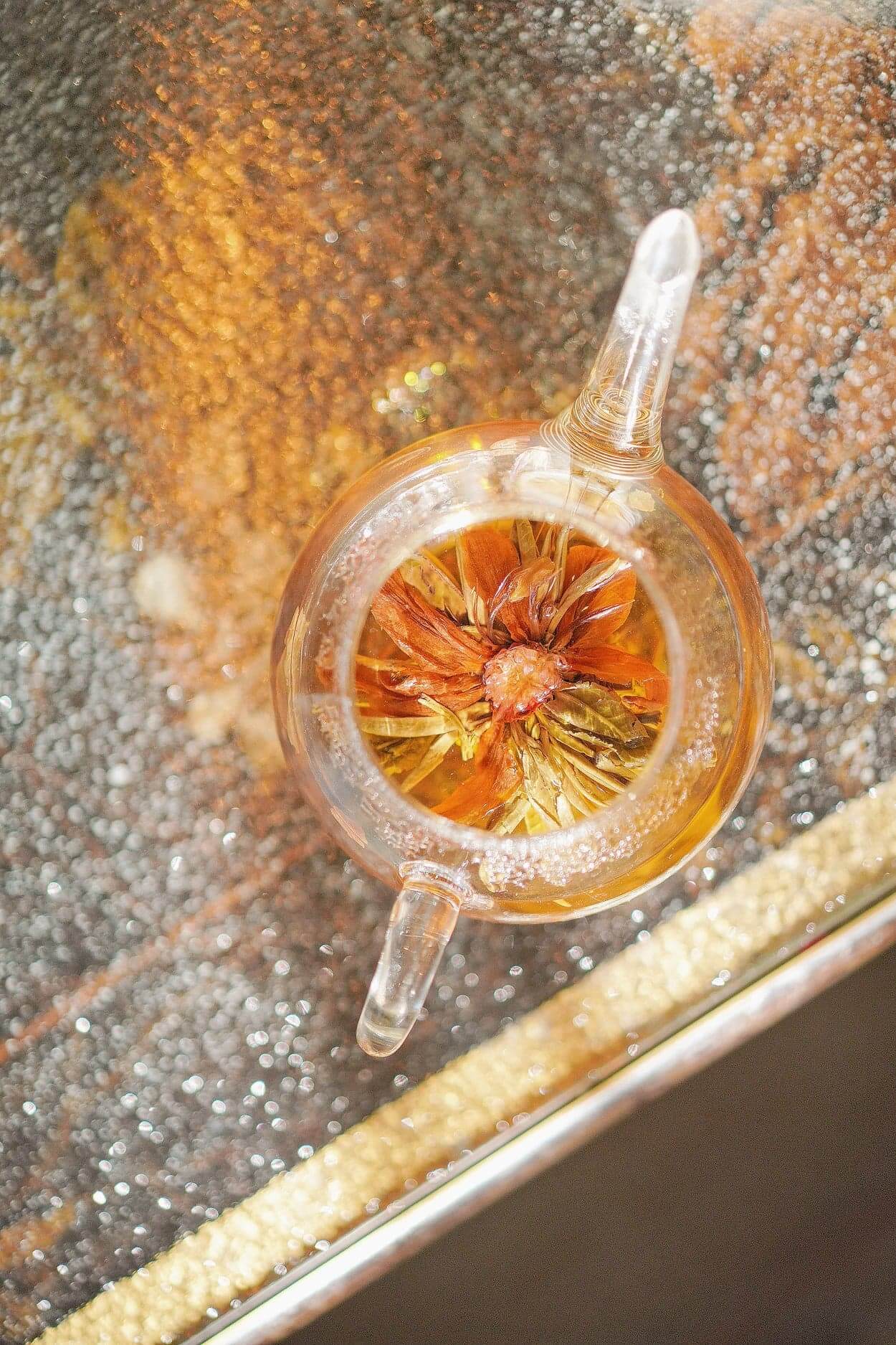 以熱水泡一分鐘,「仙桃」即會係壺中綻,水中花球,寓意花開富貴。