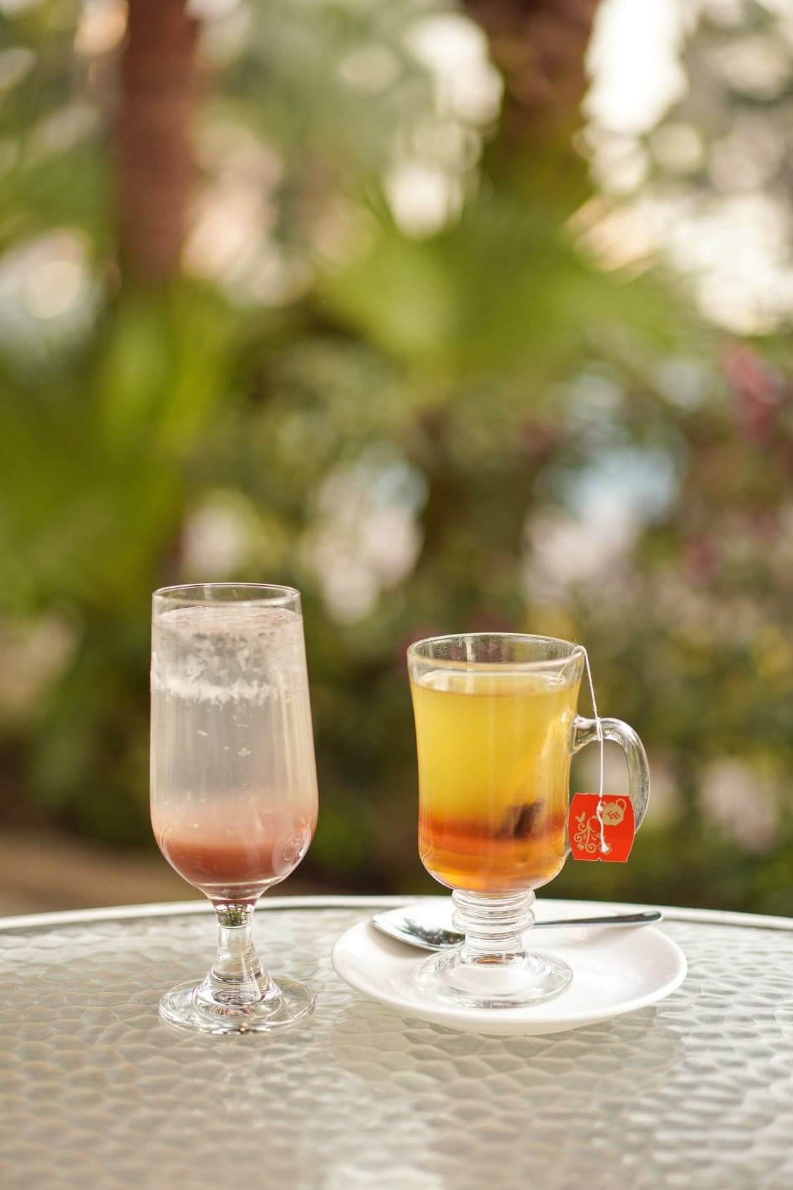 左:蜜糖草莓檸檬特飲、右:蜜糖百香果茶