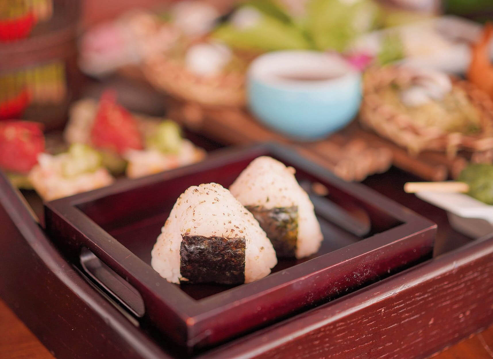 燒紫蘇葉飯糰配蝦籽