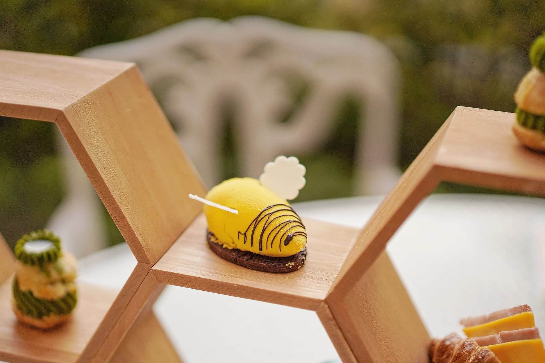 香梨慕絲配雲呢拿香梨醬及蜜糖啫喱