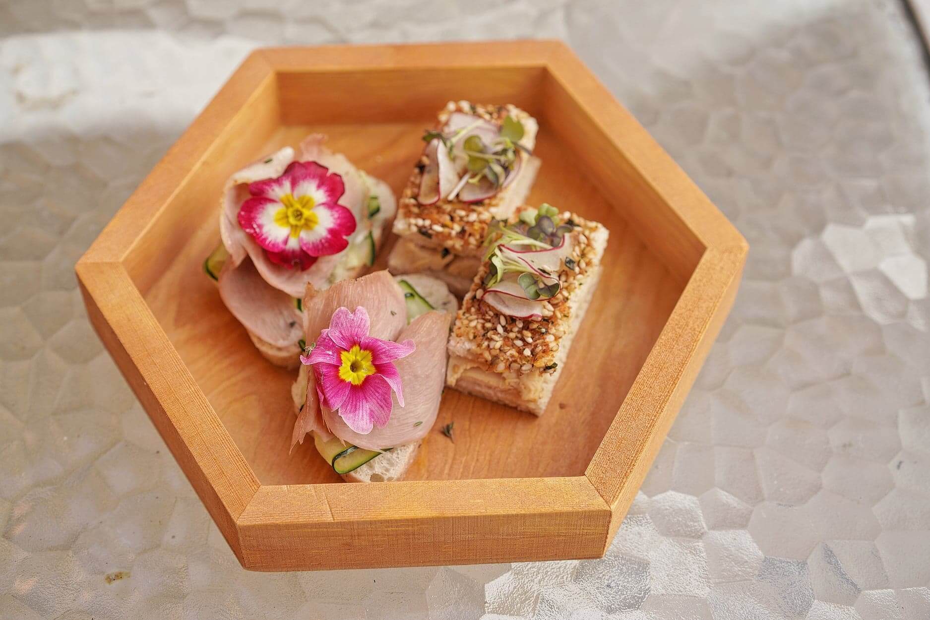 照燒雞肉三文治配檸檬蜜糖醬、煙鴨胸配水㰖包及薰衣草蜜糖