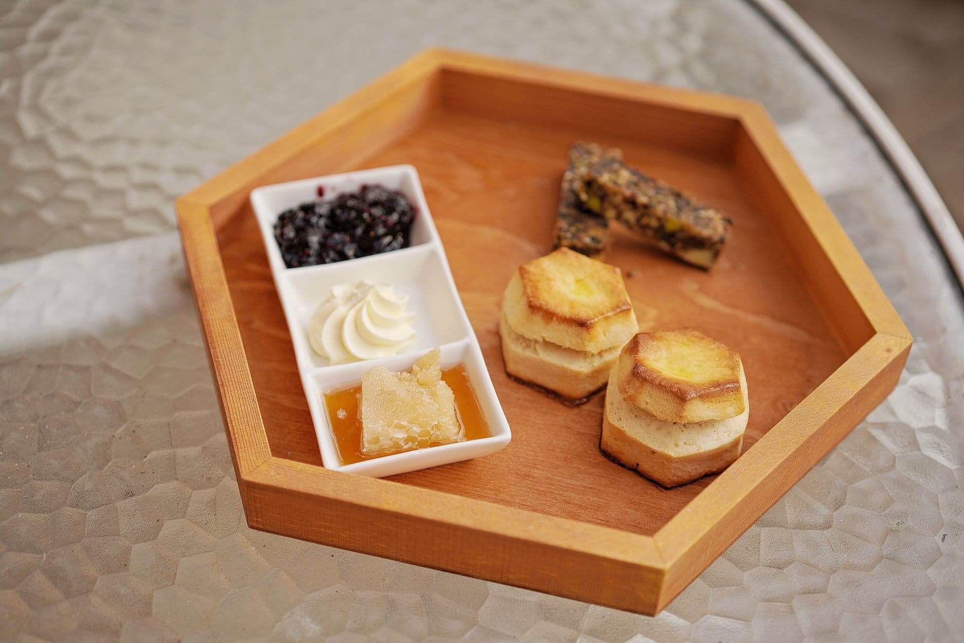 六角形鬆餅,其中一款醬係原件蜂巢!令人驚喜