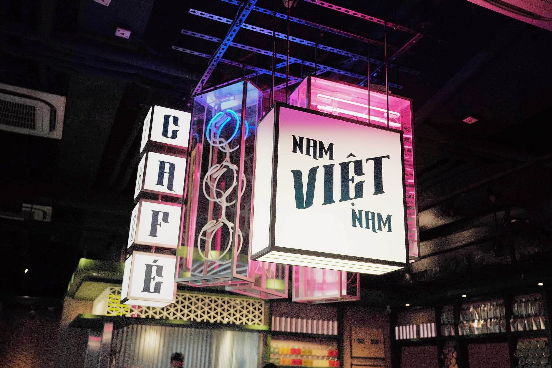 餐廳環境好Cyber，鎂光燈非常型格。