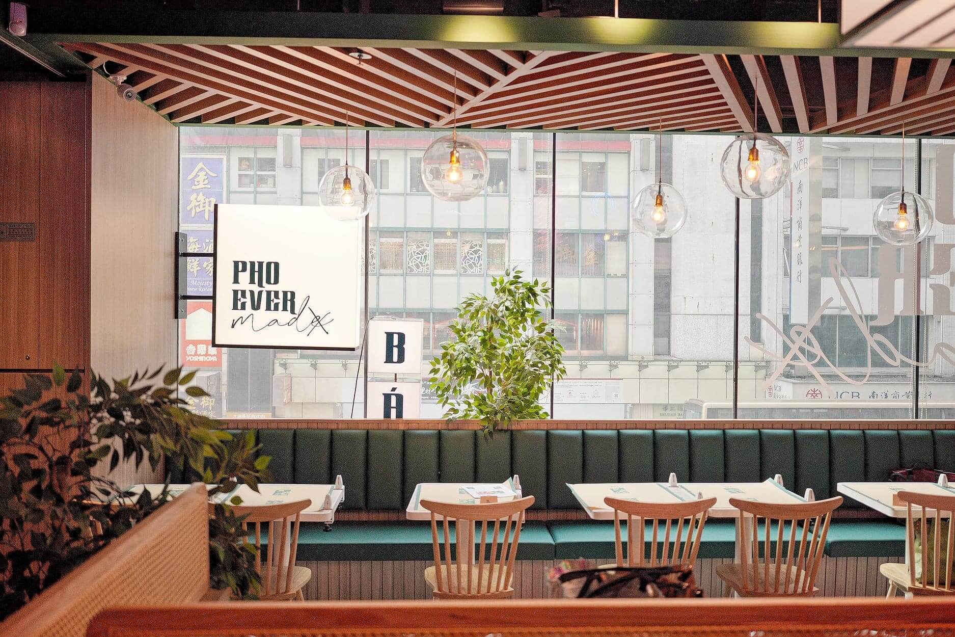 貫徹餐廳綠色主調，多重木系質感，不失舒適感。