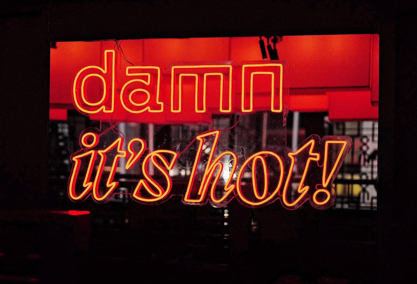 仲有霓虹光裝飾,好型!