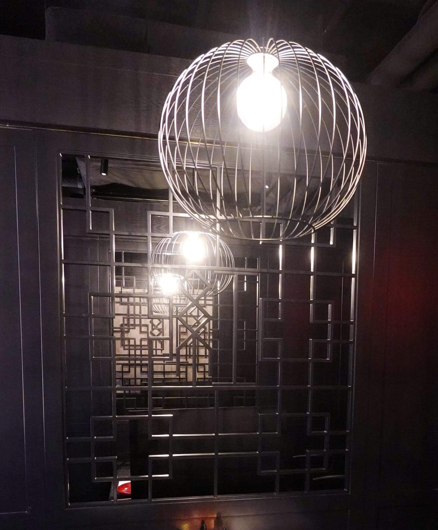 每枱均有黑色中式屏風相隔,私隱度高。