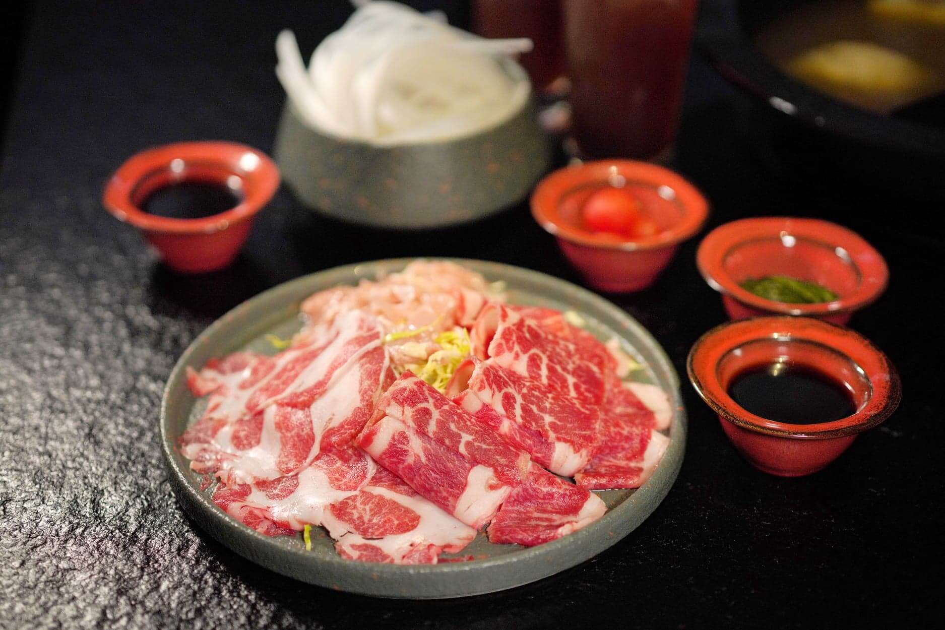 套餐肉類有西班牙伊比利豚梅肉、美國安格斯牛肩肉,以及雞肉。