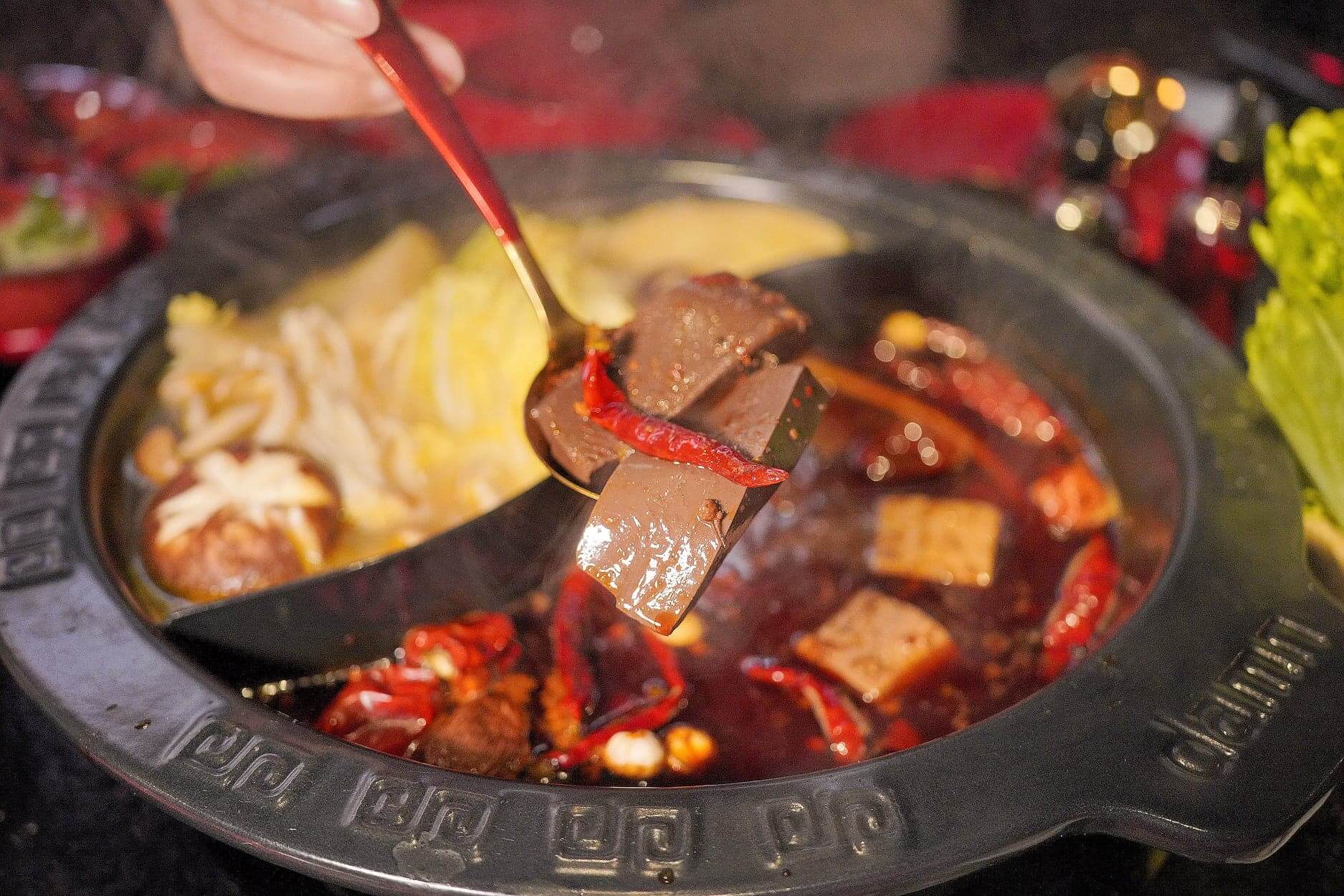 鴛鴦湯底卻不馬虎,幾多鴨血同花膠。