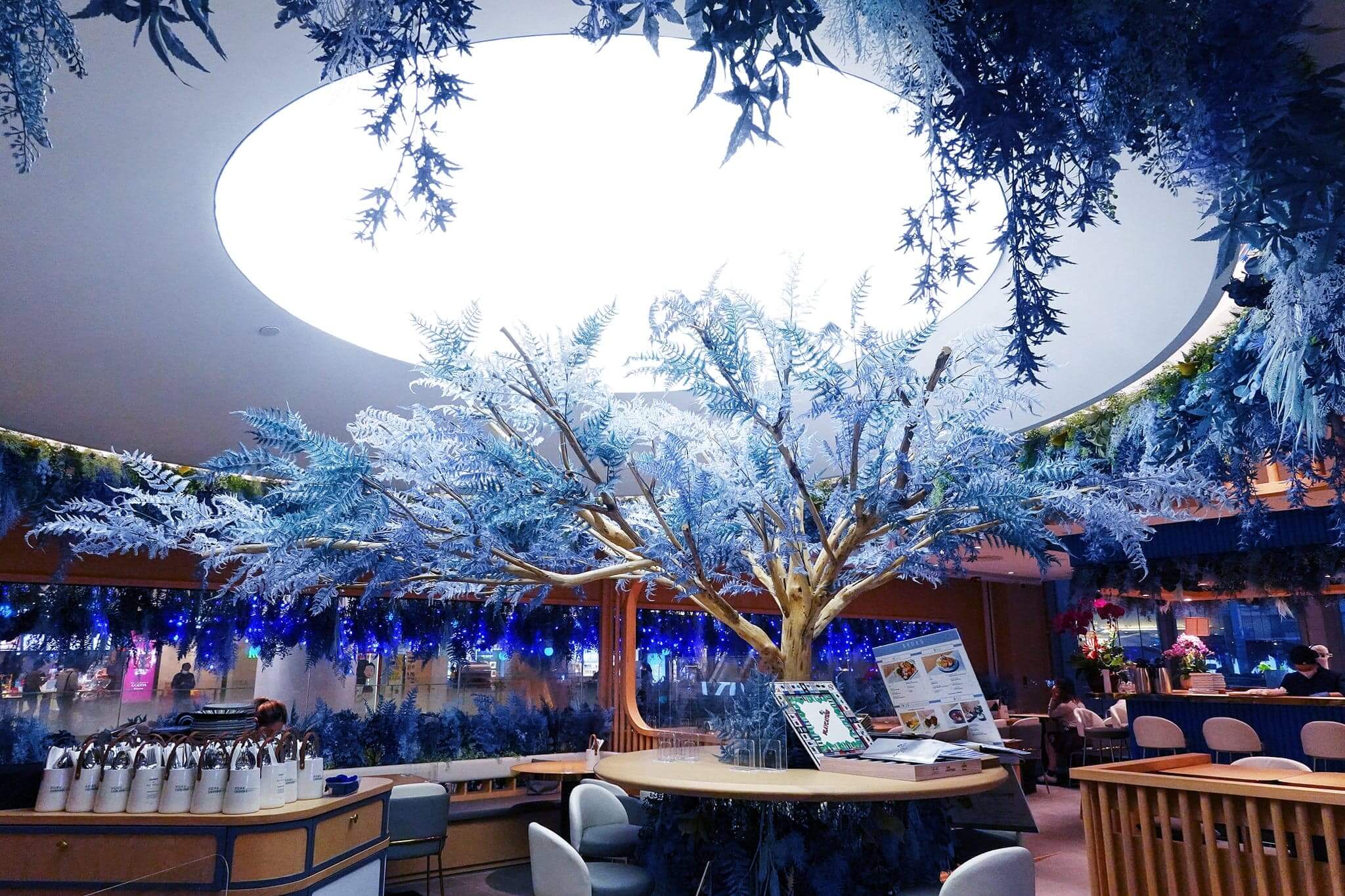 入店即見挺拔藍色大樹,感覺好華麗。