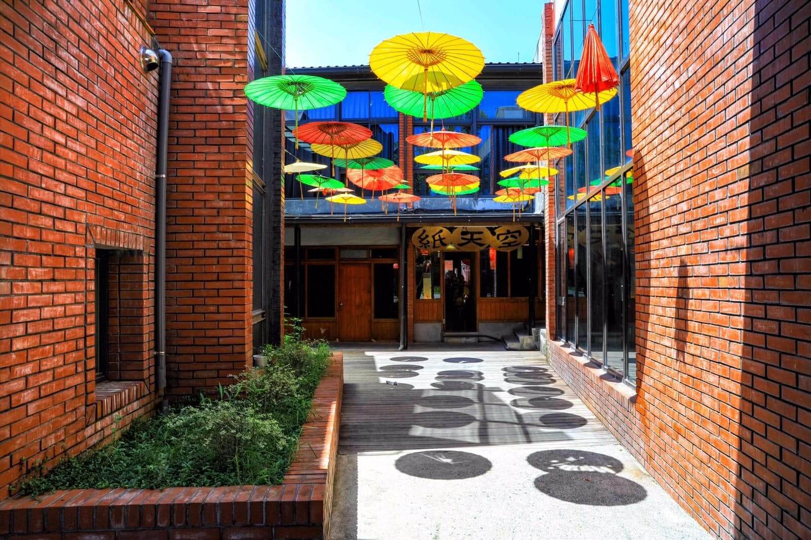 紙天空配合各式素材自由發揮，設計品包括布燈、紙燈、紙藝品、手工記事本、各式裝置藝術等，融合現代設計感與復古懷舊風。