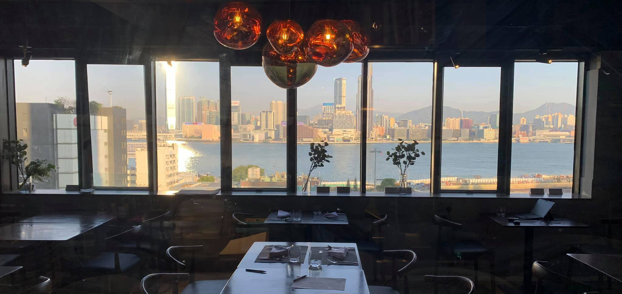 餐廳一面可望維多利亞港全景。