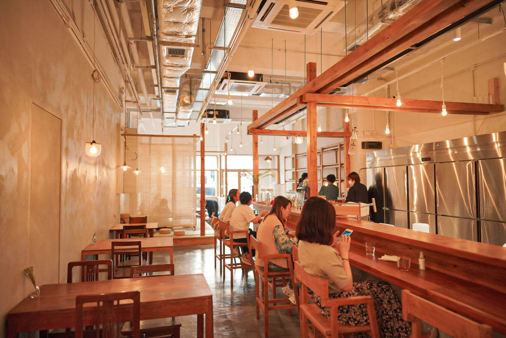 由實木樑架分隔空間,致古典又有開揚視覺效果。