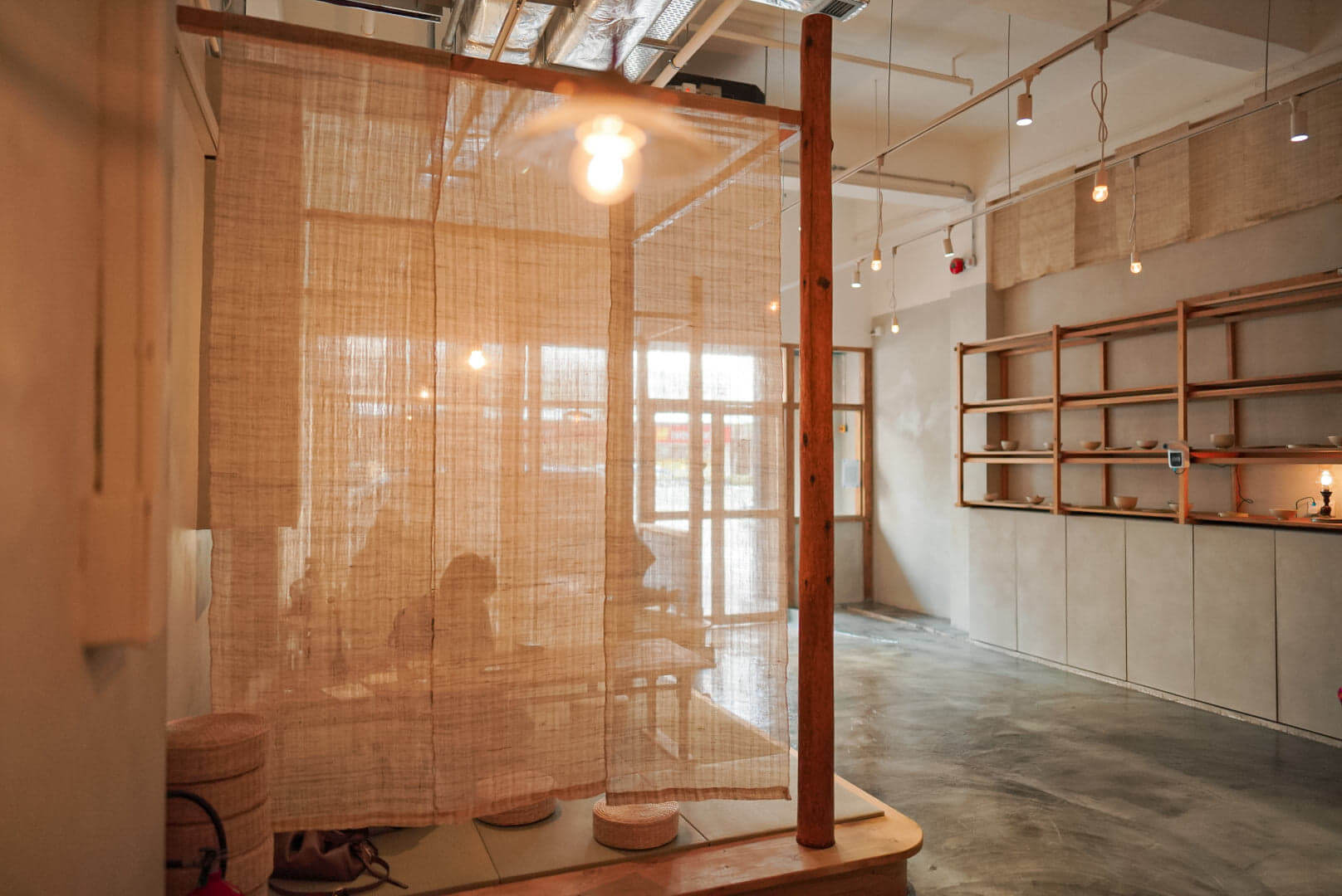 店子找來本地木匠單位「禾日三巷木工部」打造實木樑柱架,展現中日合壁嘅古典美。