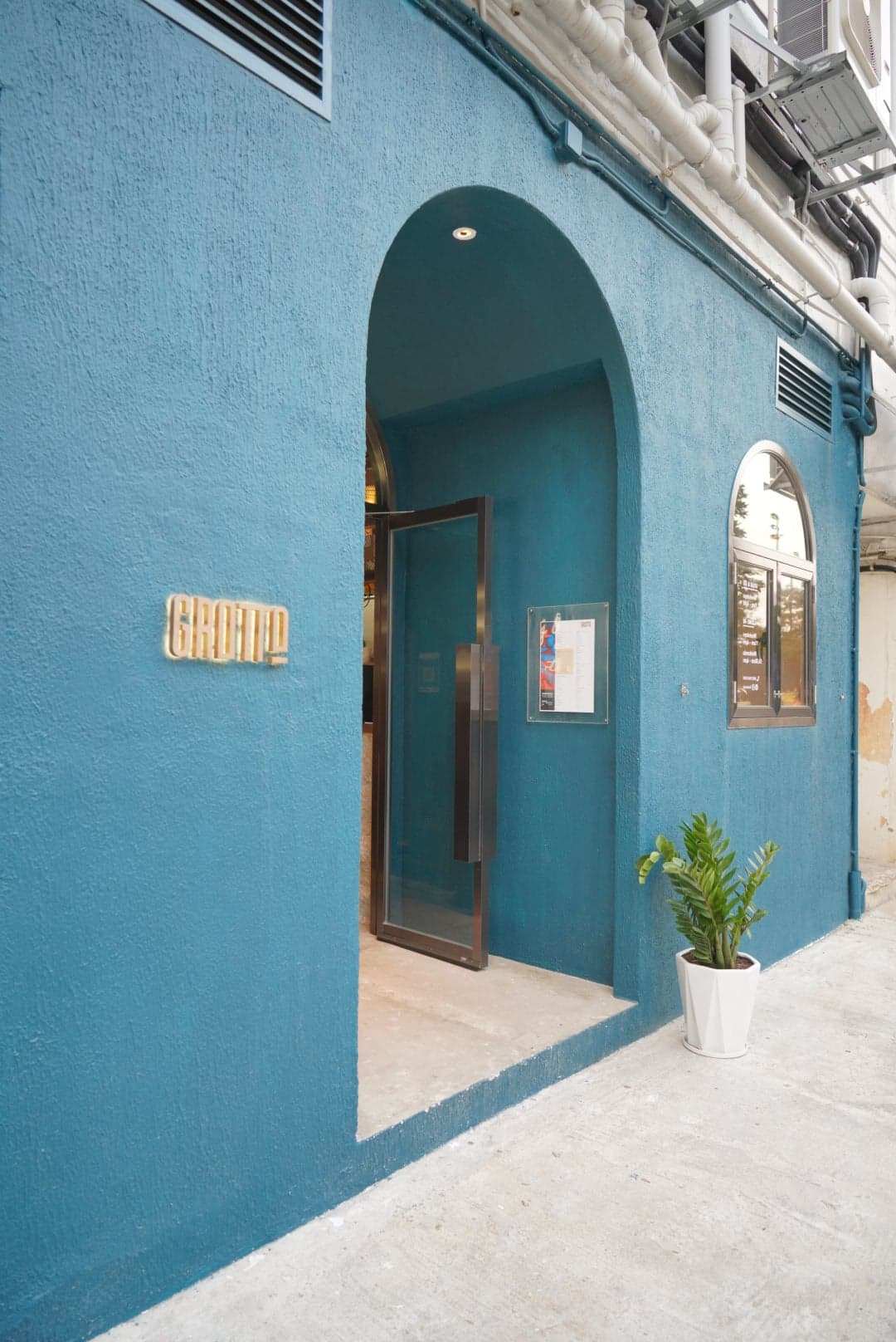 藍外牆加上盆栽植物，令人聯想起摩洛哥舍夫沙萬。