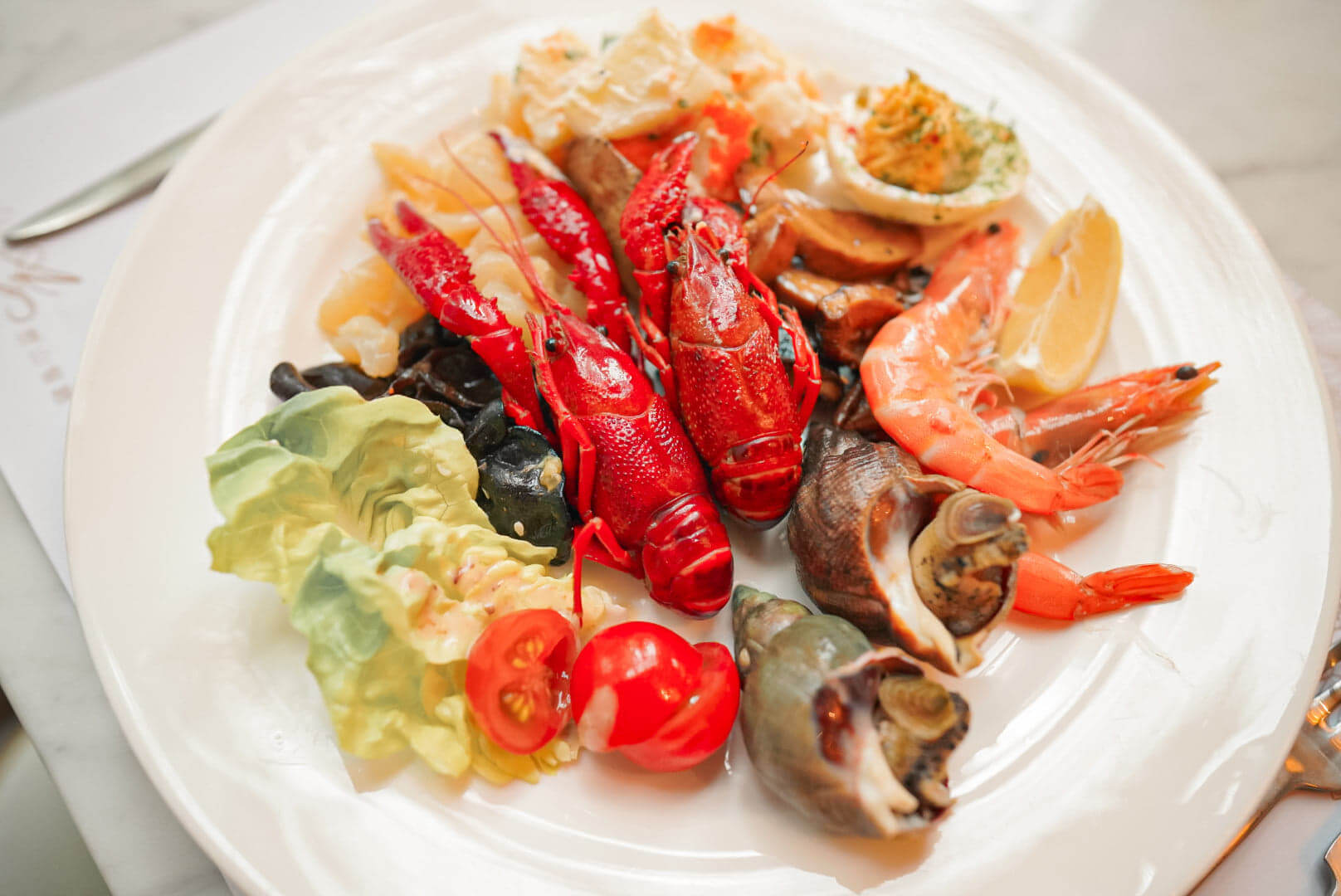 歷山酒店嘅假日自助午餐質素不錯，任食多款海鮮。