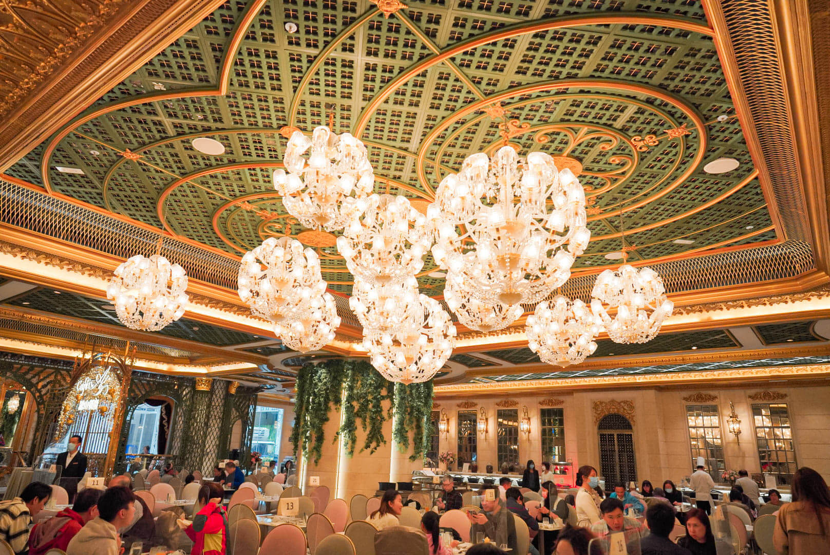 假日午市自助餐仍係坐爆，但已不見大排長龍嘅情況。