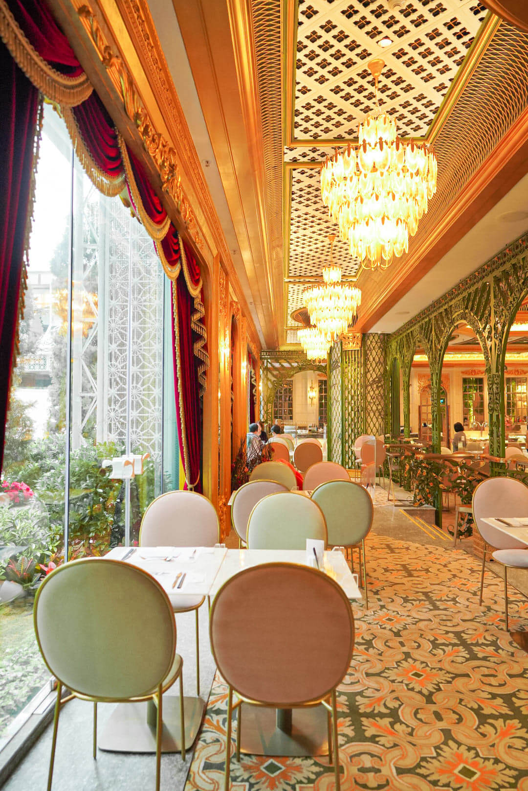 沒有長長嘅枱布，直接喺雲石枱食飯。