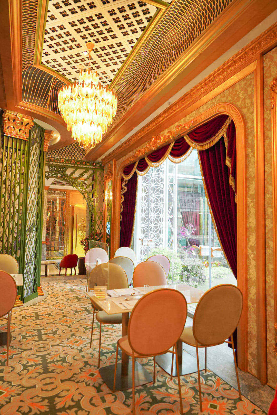 餐廳有開揚嘅落地大窗，可上華麗裝修，用餐環境不錯。