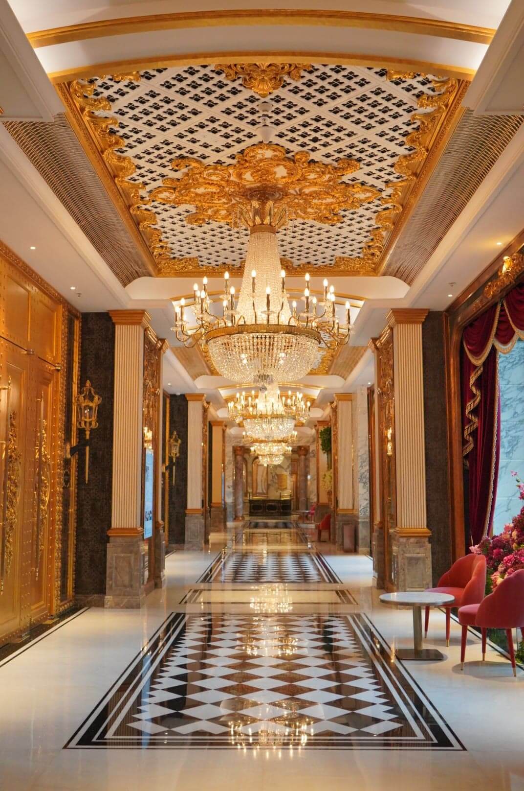 歷山酒店每個位置都金雕玉砌，令人猶如步入歐洲皇宮。