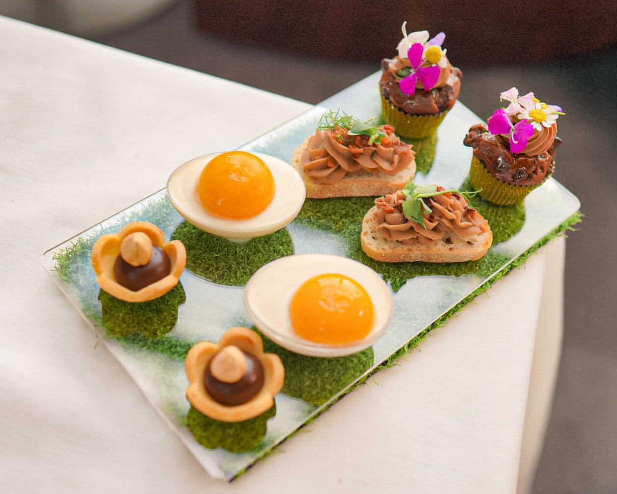 一系列賣相精美嘅甜點。