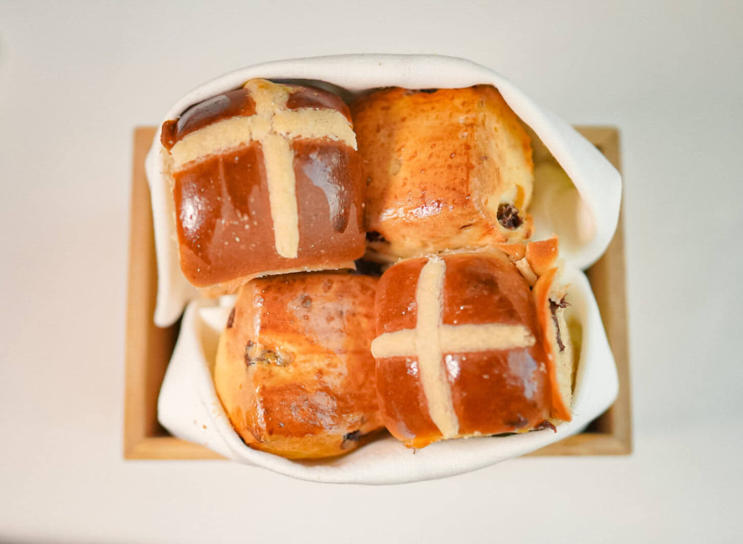 由英式傳統鬆餅及十字包嘅麵包籃，造型精緻。