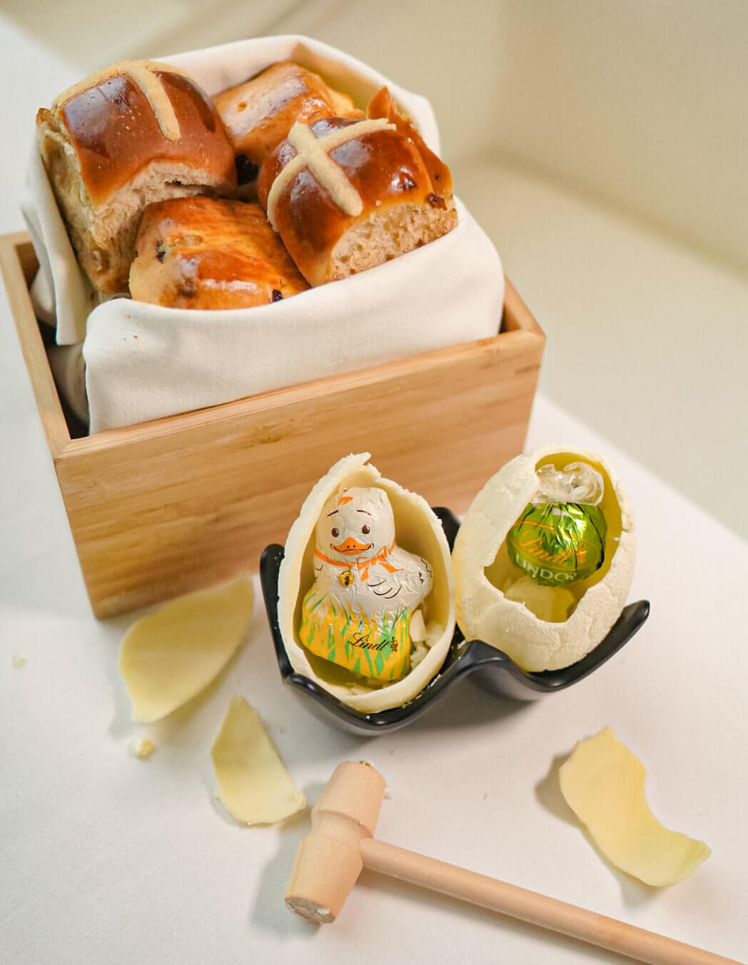 食下午茶之前，員工會送上麵包籃及朱古力蛋。