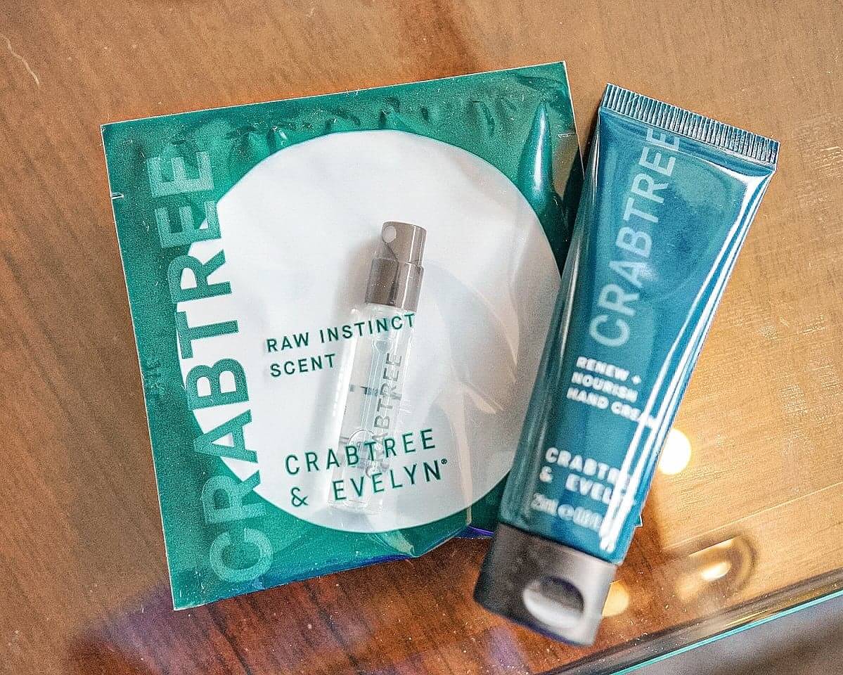 禮品包包括自然氣息香水(左)及再生+滋養護手霜(右)。